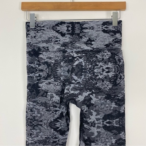 WOMEN’S BEST Seamless Leggings Black Grey Jacquard Camo Print Small/Medium - Picture 6 of 9